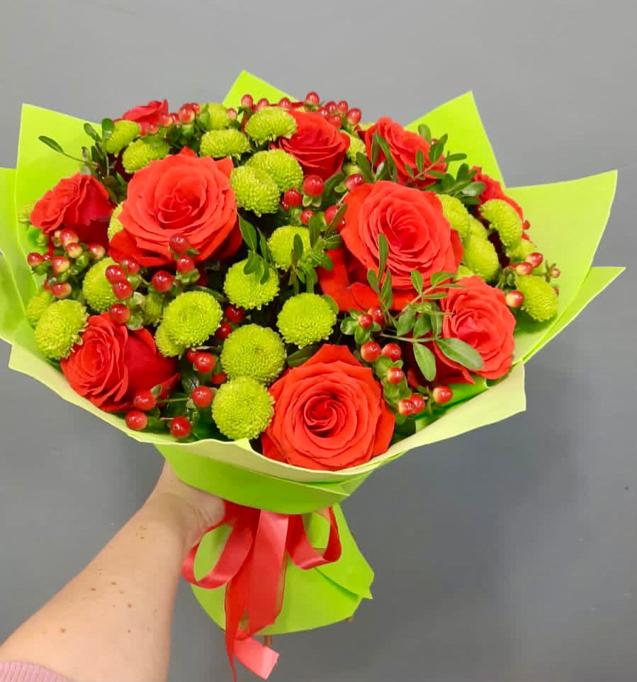 Букет цветов из: Хризантемы и Розы в Красная Долина