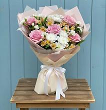 Букет цветов из:  Гвоздики, Орхидеи и Розы в Красная Долина