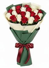 Букет Микс из красных и белых роз в Красная Долина