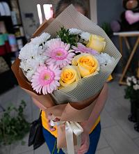 Букет цветов из:  Герберы, Розы и Хризантемы в Красная Долина