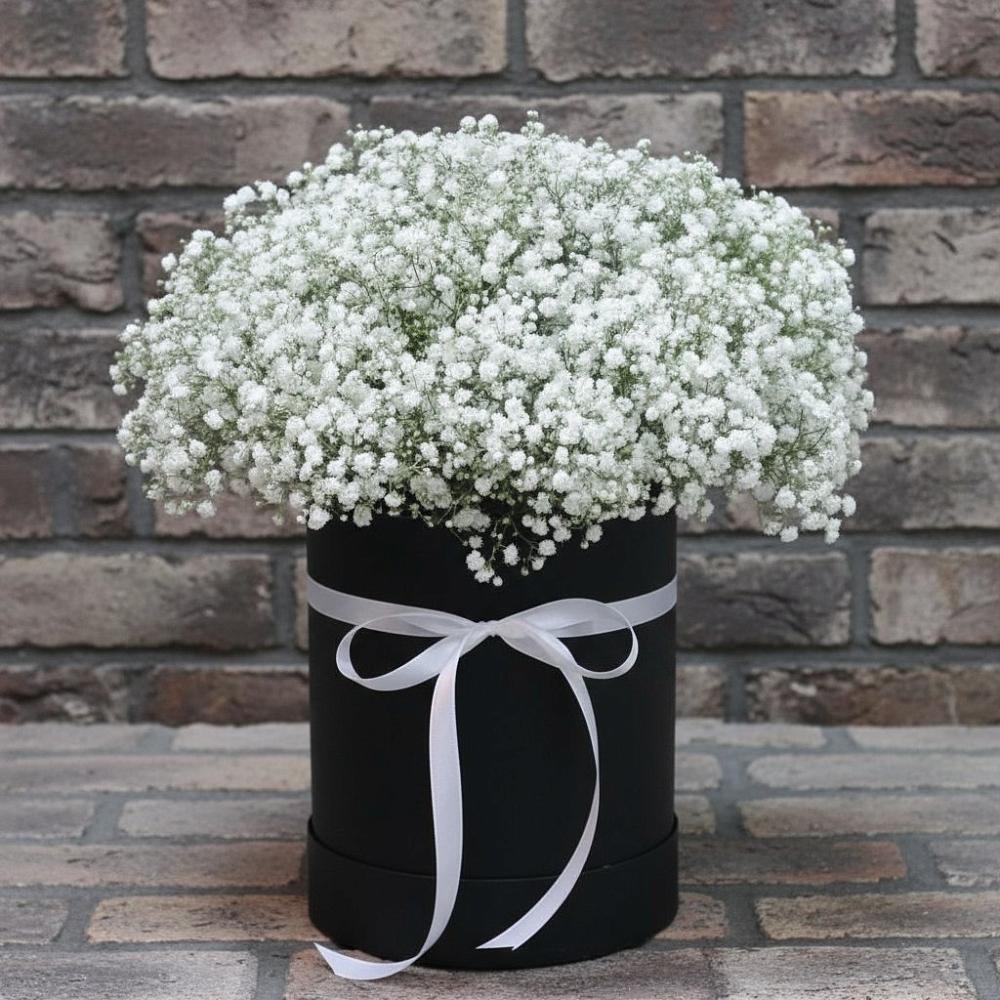 Цветочная композиция из Гипсофила в шляпной коробке в Красная Долина