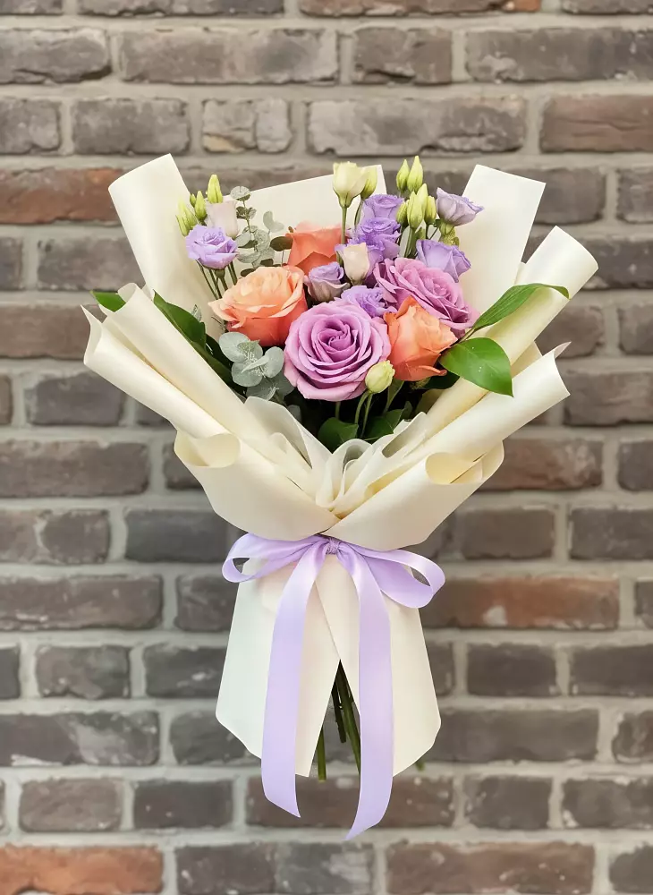 Букет цветов из: Лизиантусы и Розы в Красная Долина