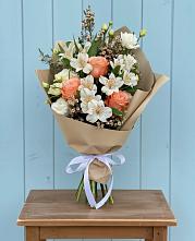 Букет цветов из:  Альстромерии, Лизиантусы, Розы и Хризантемы в Красная Долина