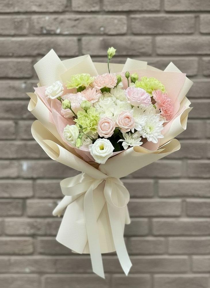 Букет цветов из: Гвоздики, Розы, Лизиантусы и Хризантемы в Красная Долина