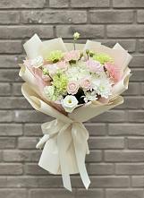 Букет цветов из:  Гвоздики, Розы, Лизиантусы и Хризантемы в Красная Долина
