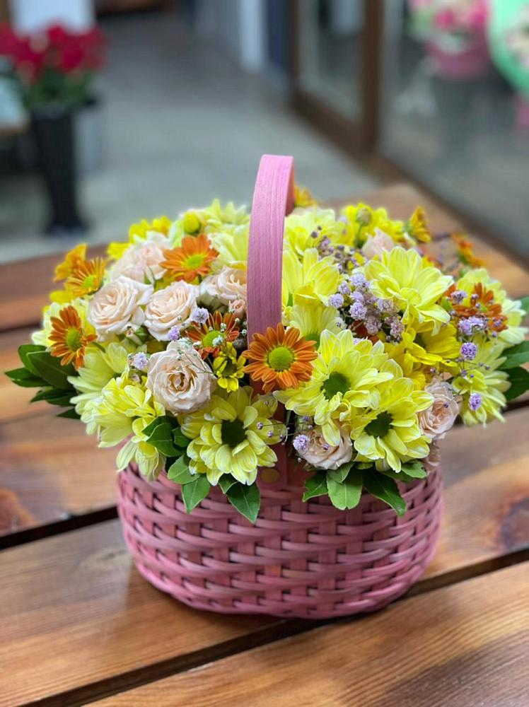 Цветочная композиция из Хризантемы и Розы в корзине в Красная Долина