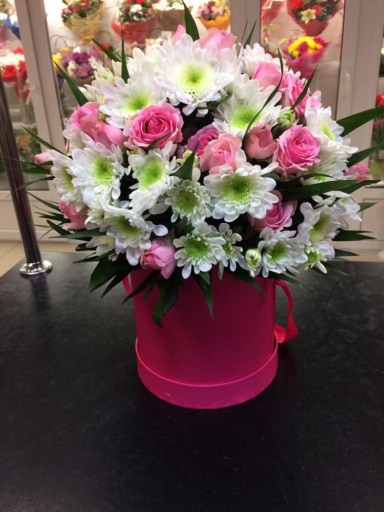 Цветочная композиция из Розы и Хризантемы в шляпной коробке в Красная Долина