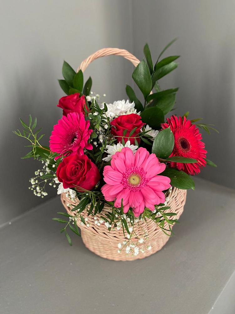 Цветочная композиция из Розы, Хризантемы и Герберы в корзине в Красная Долина