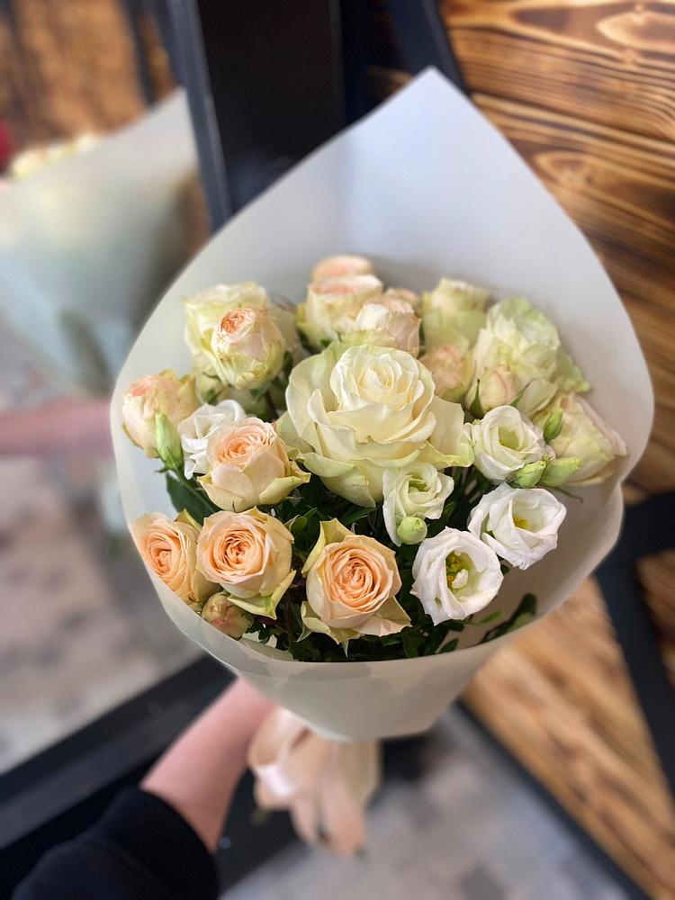 Букет цветов из: Розы и Лизиантусы в Красная Долина